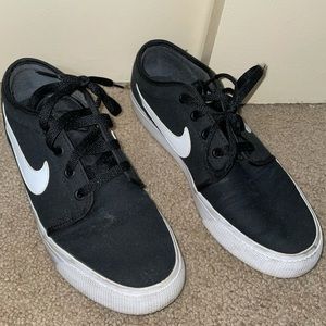 Nike SB Shoes, men’s 7.5/ women’s 9